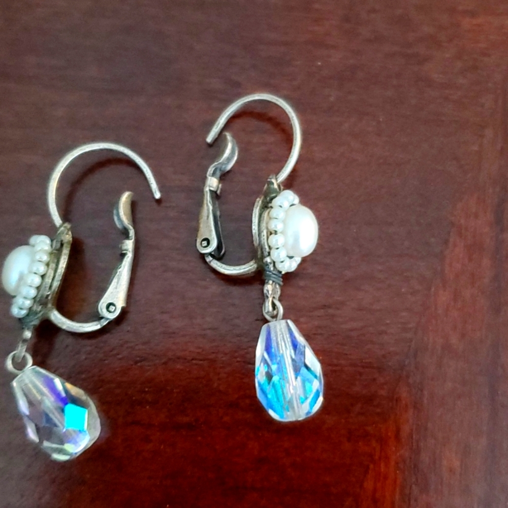 01 pair of silver earrings colorful stone